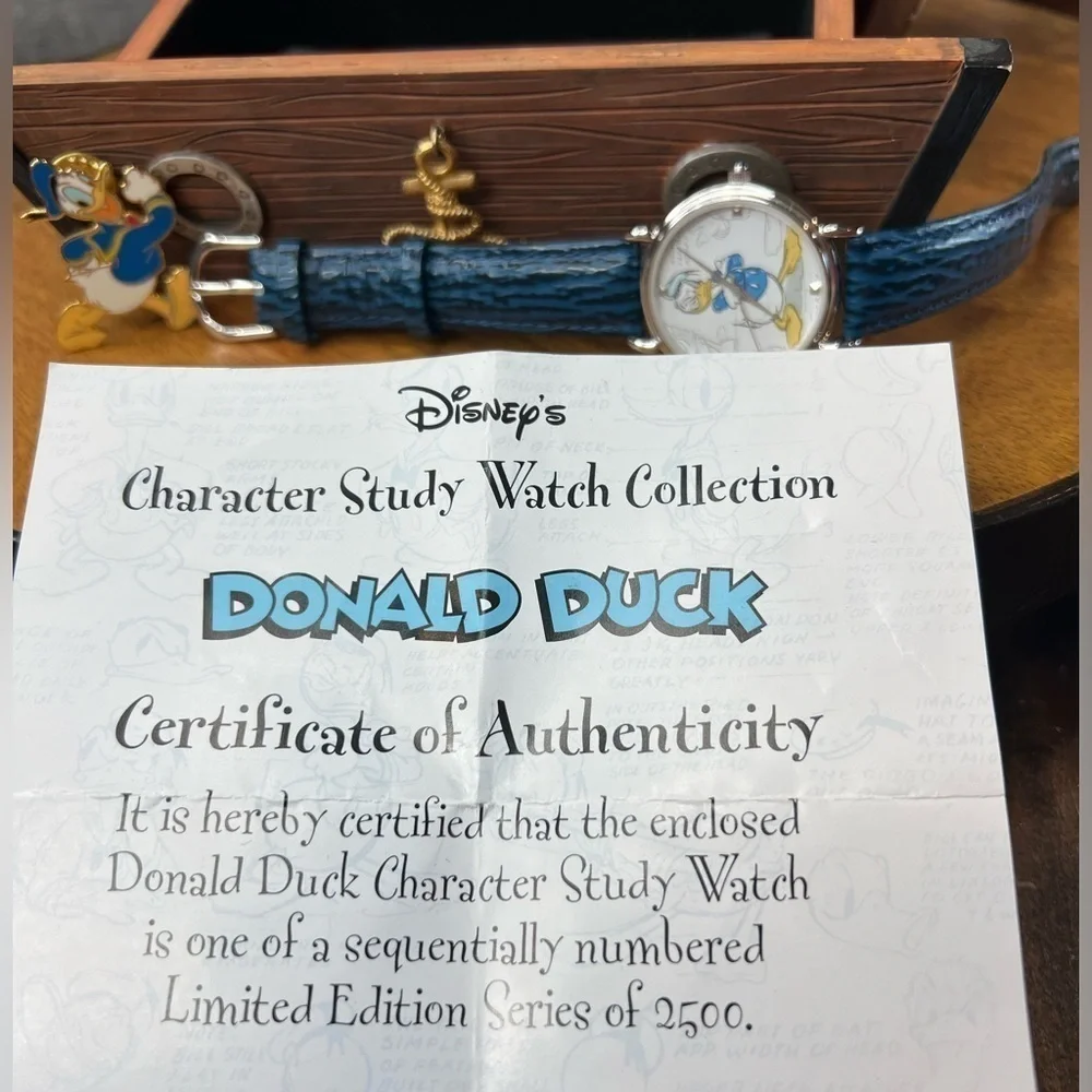 T20. Donald Duck Figure Character Study Watch Collection Made of Ceramic